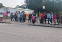 Padres toman telesecundaria en Palma de la Cruz: cinco meses sin respuesta ante foco de contaminación