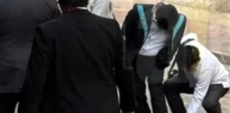 A sus pies señor: Limpian empleados zapatos a Hugo Aguilar