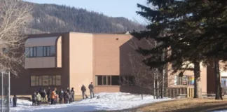 Deja tiroteo en escuela de Columbia Británica al menos nueve muertos y 25 heridos