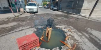 Denuncian vecinos fuga de drenaje en San Miguelito tras presunto daño de Interapas