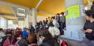 Estudiantes toman Facultad de Ciencias de la UASLP por caso de violencia que involucra a profesor