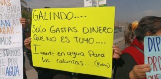 Bloquean vecinos de Bellas Lomas acceso a Circuito Potosí por falta de agua