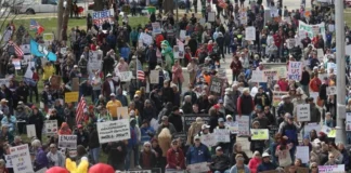 Marchan miles en EU contra Trump