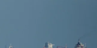 Atraviesan petroleros Ormuz desafiando control de Trump