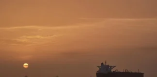 Dispara Irán contra barcos en Ormuz