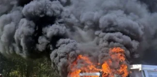 Se enfrentan sindicatos en México-Puebla; queman camiones