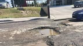 Afectan lluvias vialidades en la Zona Industrial; empresas asumen bacheo ante deterioro