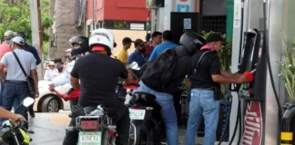 Toman maestros gasolineras en Chiapas; regalan combustible
