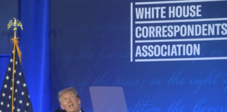 Arremete Trump contra la prensa durante cena de corresponsales