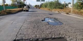 Denuncian reaparición de baches en lateral de la carretera 57