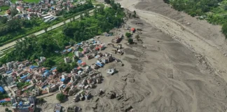 Dejan deslaves al menos 95 muertos en Nepal