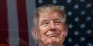 Anuncia Trump aranceles del 50% a autos y al acero de Canadá