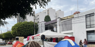 Mantienen plantón trabajadores del IMSS; anuncian marcha para el martes