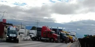 Bloquean 14 vías tras asesinato de líder de Amotac en Puebla