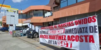 Bloquean taxistas la avenida Muñoz frente a la SCT; reportan afectaciones en ambos sentidos